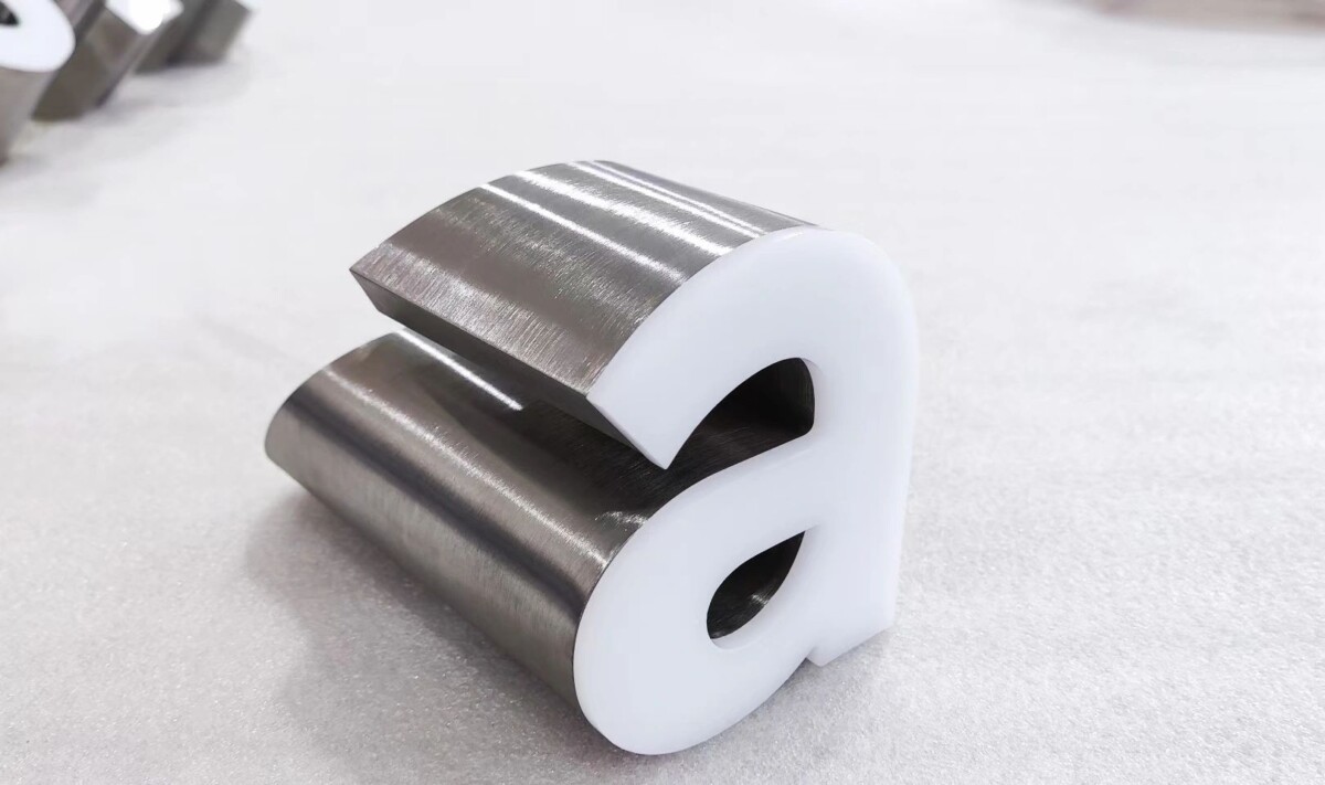 6 Lý Do Bộ Chữ Inox Phối Mặt Mica Sáng Đèn Được Yêu Thích Trong Quảng Cáo