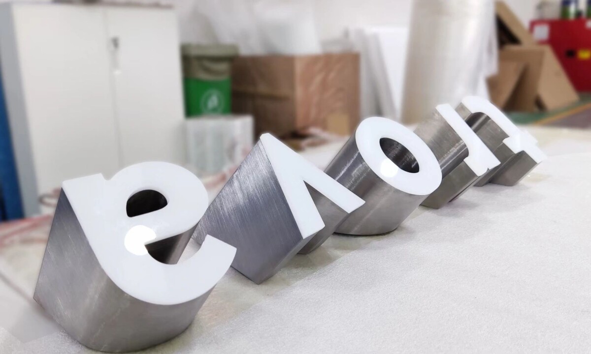6 Lý Do Bộ Chữ Inox Phối Mặt Mica Sáng Đèn Được Yêu Thích Trong Quảng Cáo