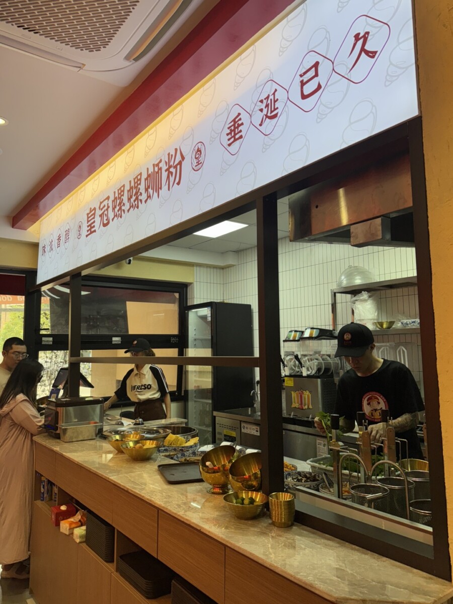 7 Ưu Điểm Nổi Bật Của Biển Hộp Quảng Cáo So Với Biển Thường 2 7 Ưu Điểm Nổi Bật Của Biển Hộp Quảng Cáo So Với Biển Thường