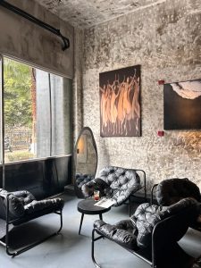 7 Cách Decor Quán Cafe Tông Xám Đen Giúp Không Gian Đậm Chất Sang – Chill – Cực Thời Thượng